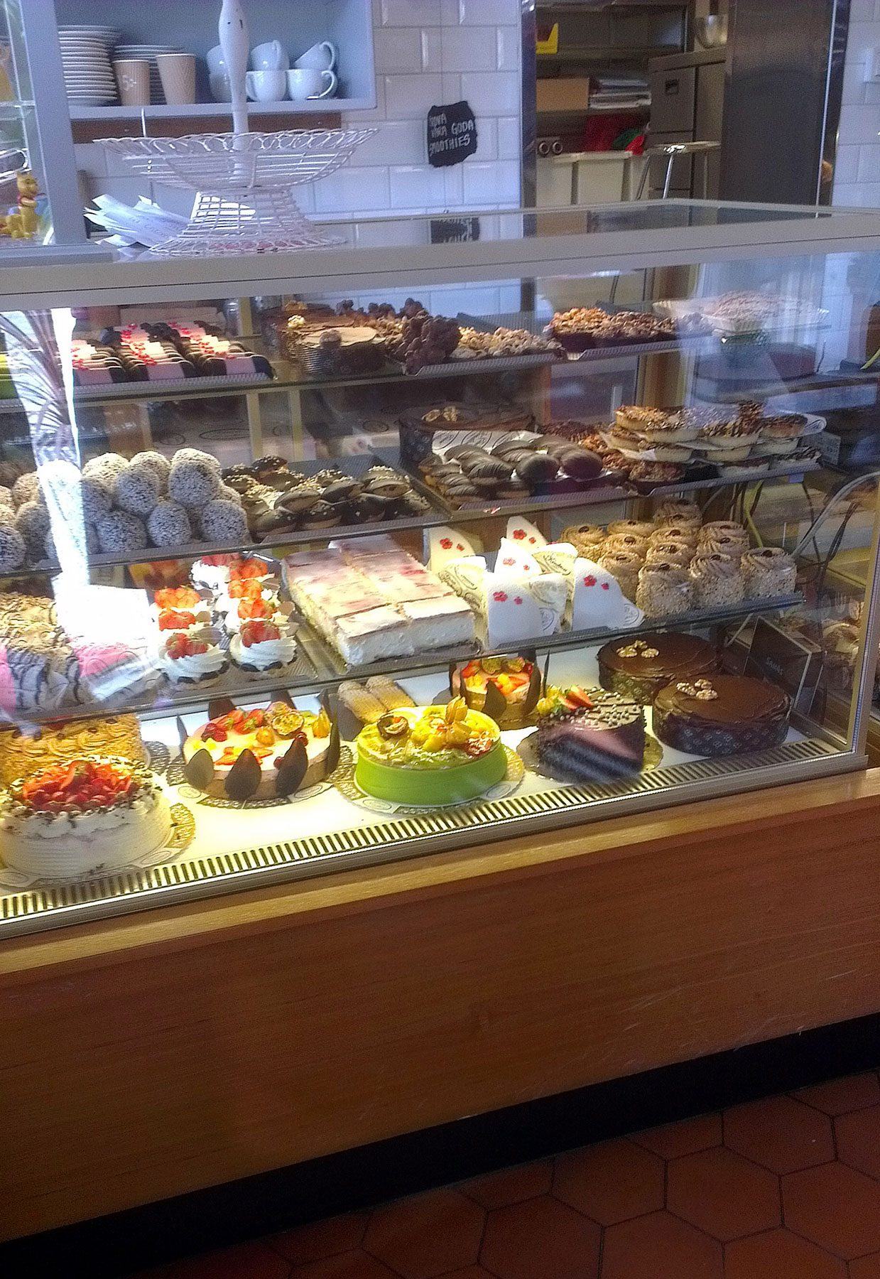 Kakdisken hos Einars Konditori med tårtor och bakelser bakom glas