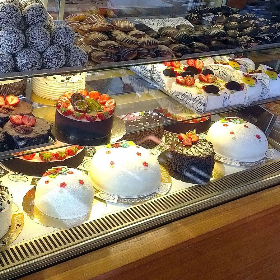Disk med tårtor, chokladbollar och bakelser